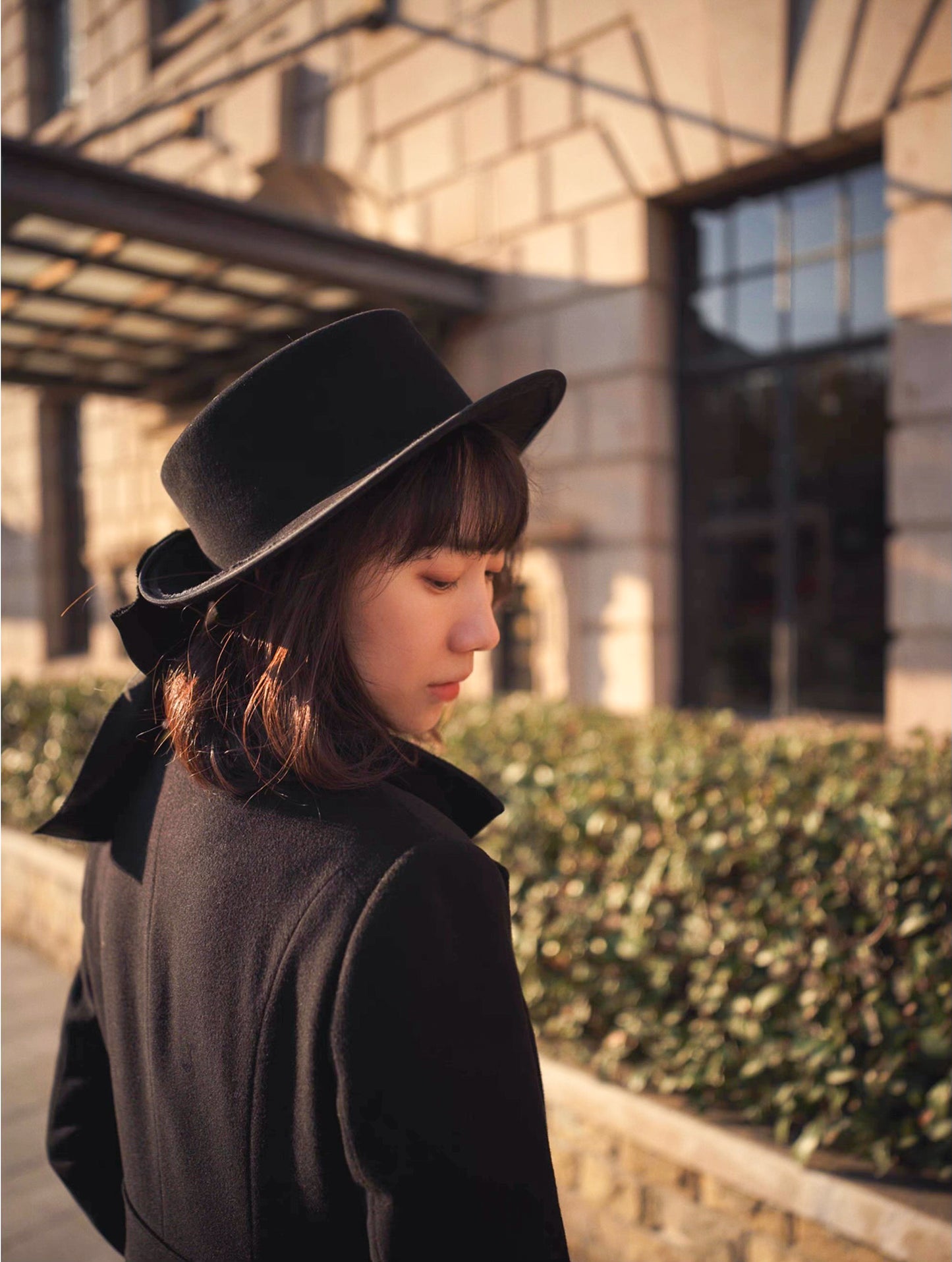 Moonland Modern Redingote coat back view, princess seam and tailored collar, smooth wool texture, double-faced black cashmere coat